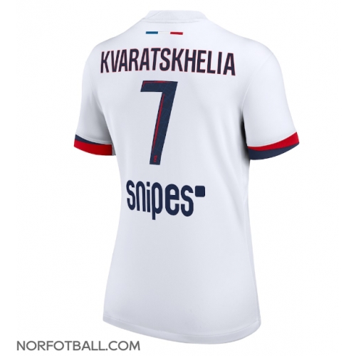 Billige Fotballdrakt Paris Saint-Germain Khvicha Kvaratskhelia #7 Replika Bortedrakt Dame 2025-26 Kortermet Billige Fotballdrakt Paris Saint-Germain Khvicha Kvaratskhelia #7 Replika Bortedrakt Dame 2025-26 Kortermet
